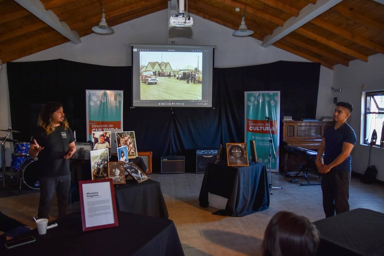 Tolhuin celebró la charla “Tierra del Fuego Colorizada” sobre la historia fueguina a través del arte y la fotografía