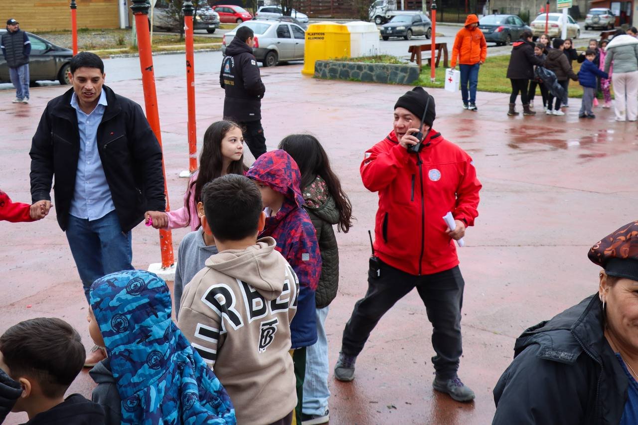 Tolhuin refuerza la preparación ante emergencias con simulacros de evacuación en escuelas